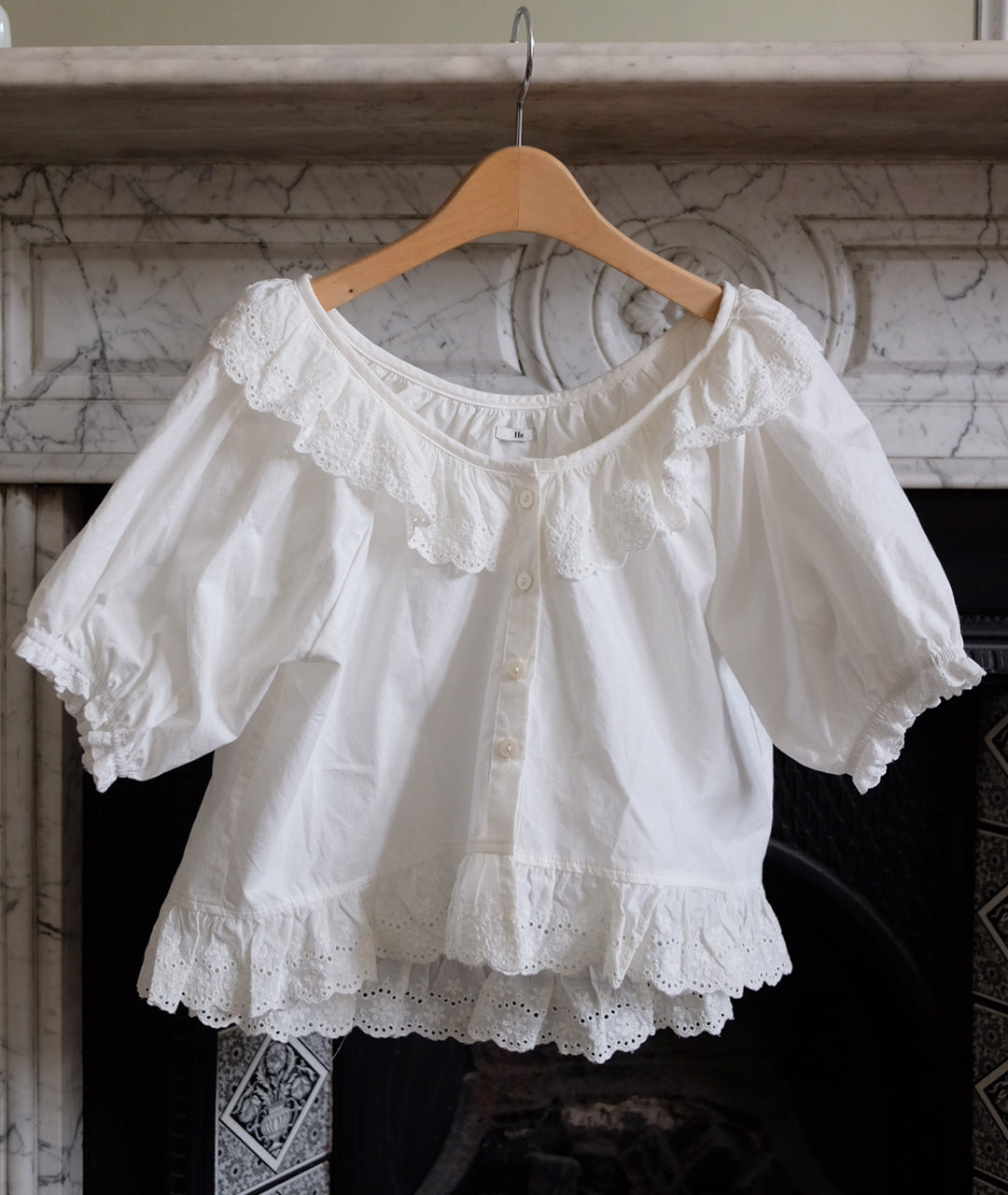 Lace milk blouse