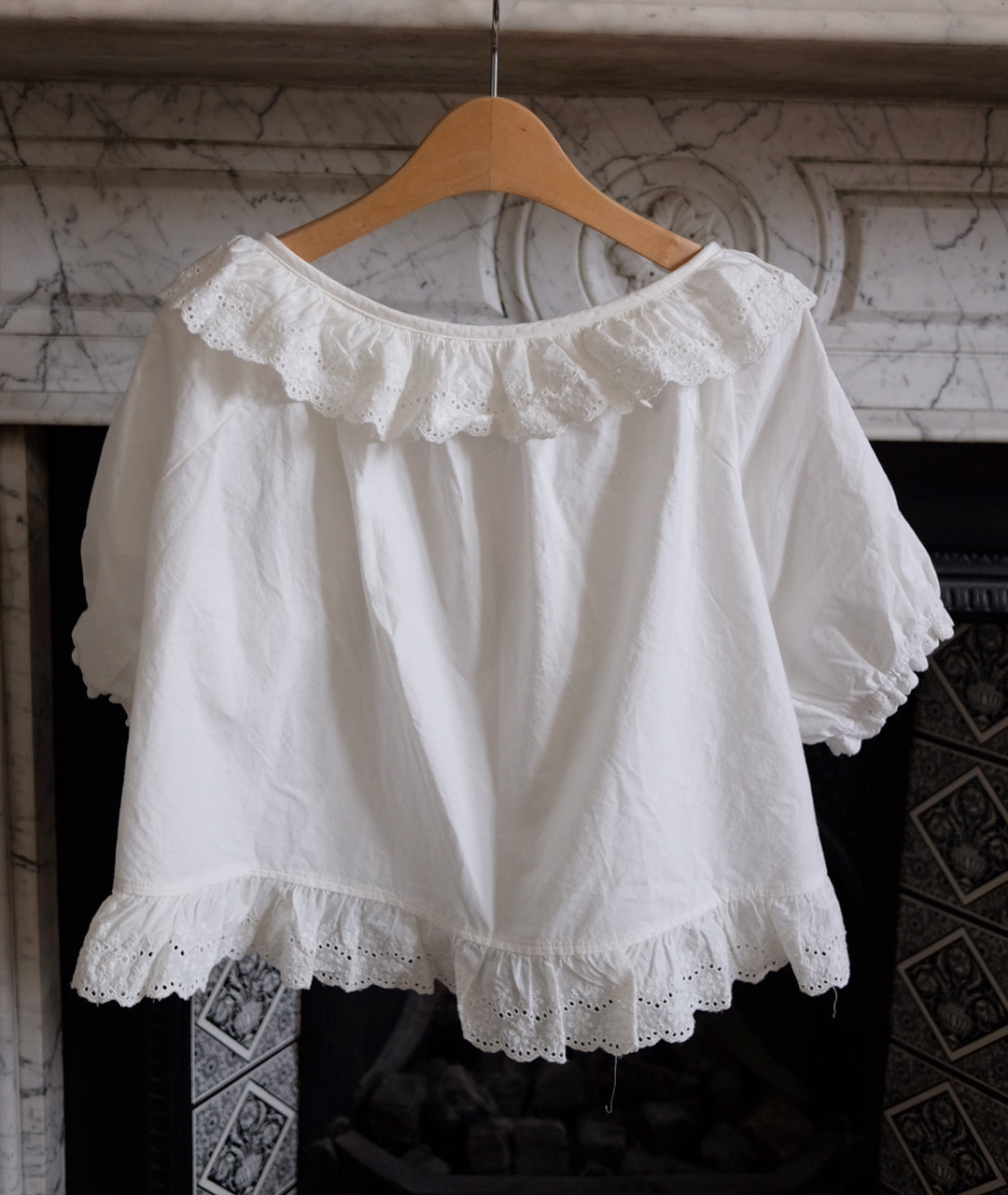 Lace milk blouse